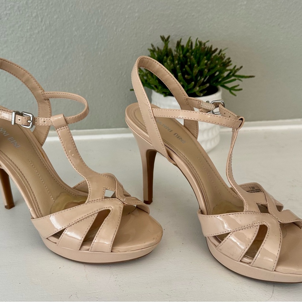 ✨ Gianni Bini Nude Patent Leather T-Strap Heels – 7.5M